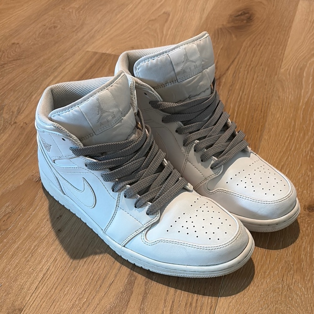 Jordan Ones white with grey laces